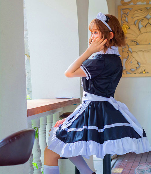 窓辺のメイドさんの写真
